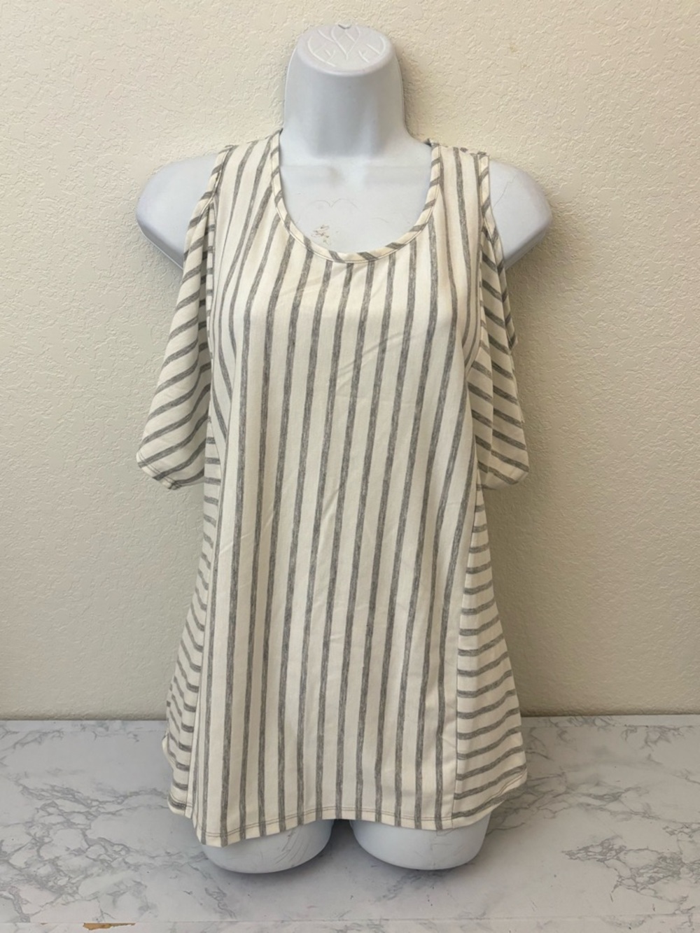 Belah & Codey Short Sleeve Top Women’s M Pullover Cold Shoulder Striped